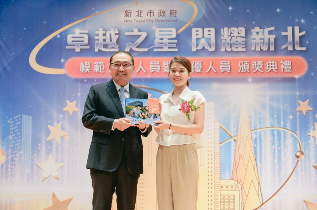 新北社會局解佩芳、八里愛心徐麒晏　分獲新北模範公務員、績優人員表揚　