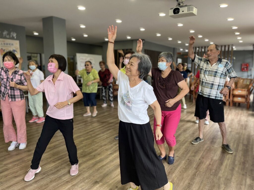 長青學苑7月限定活動 「與鯨鯊共游夢幻之旅」帶長者樂學迎夏