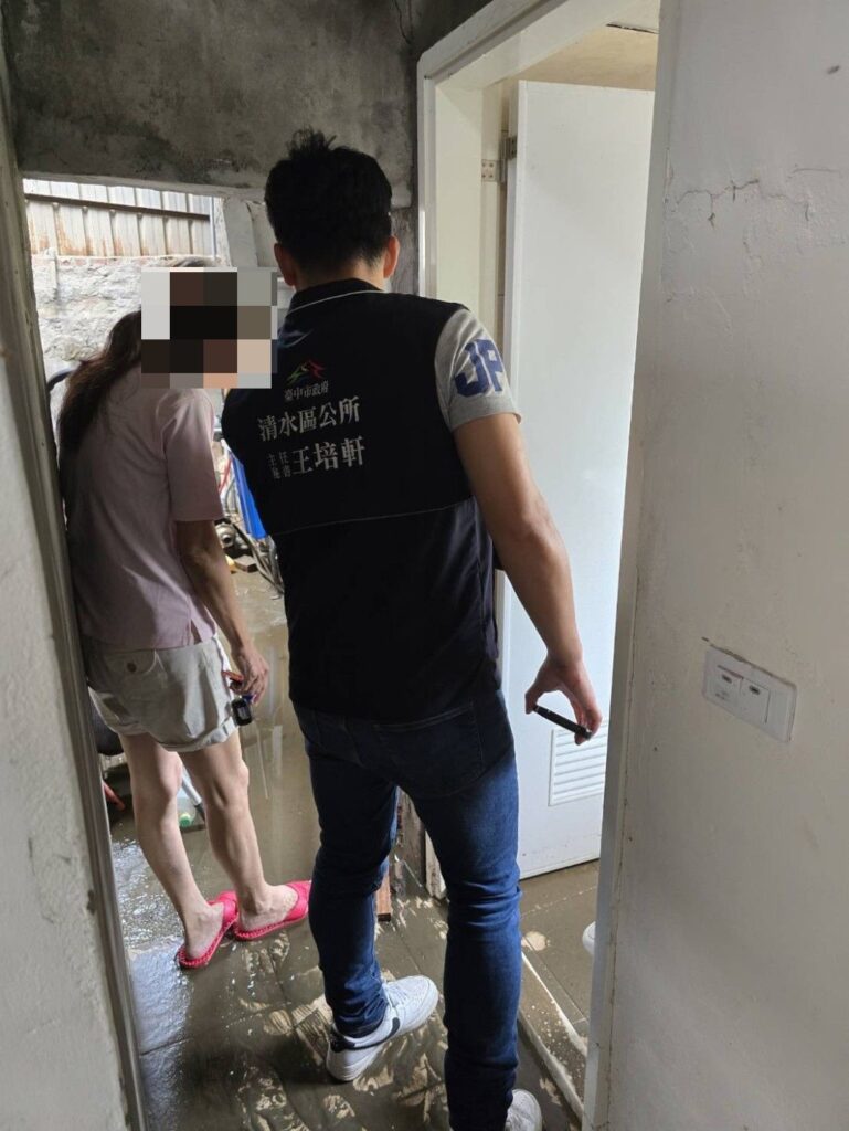 丹娜絲颱風強降雨致清水區一處民宅積水 民政局長:公所緊急協助撤離安置