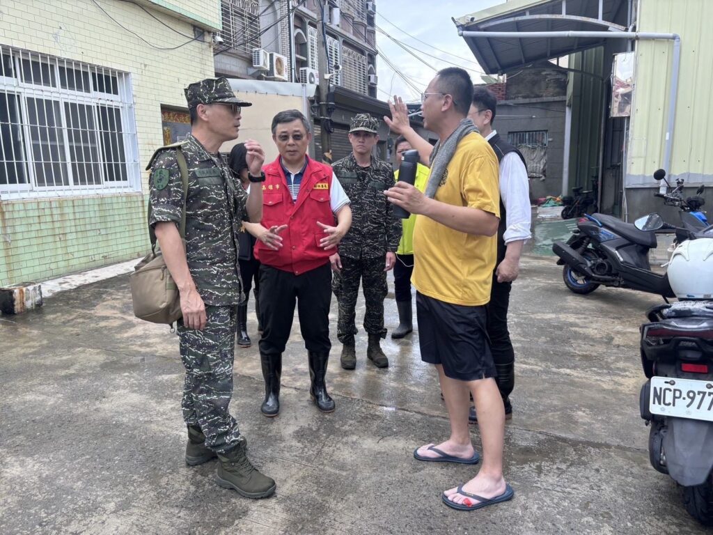 昨旗津污水爆管致住戶淹水 高市府與國軍協力 今出動百人協助住戶復原家園
