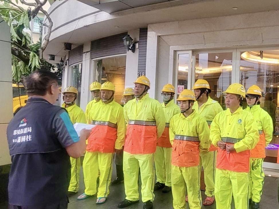 中市環保局馳援嘉義縣 風雨無阻助災後環境復原