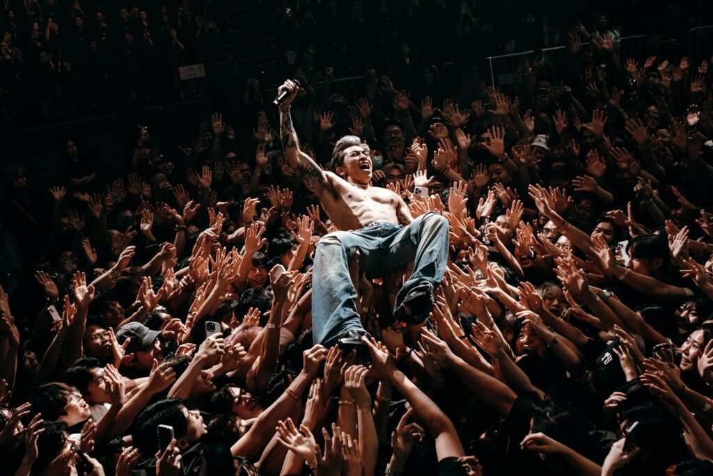 tyson-yoshi-「娶某前」一連開唱三天-「人體衝浪」成經典儀式