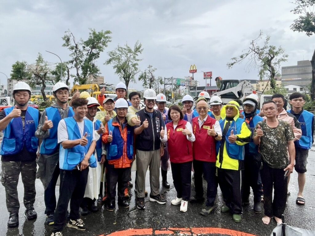 嘉義市長黃敏惠現身救災前線致謝! 盧市長承諾「救援絕不缺席」力挺嘉義