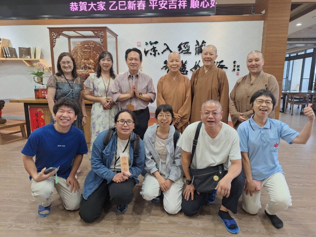 桃市圖館長施照輝中壢圓光禪寺交流-參拜佛教石窟等鎮寺三寶