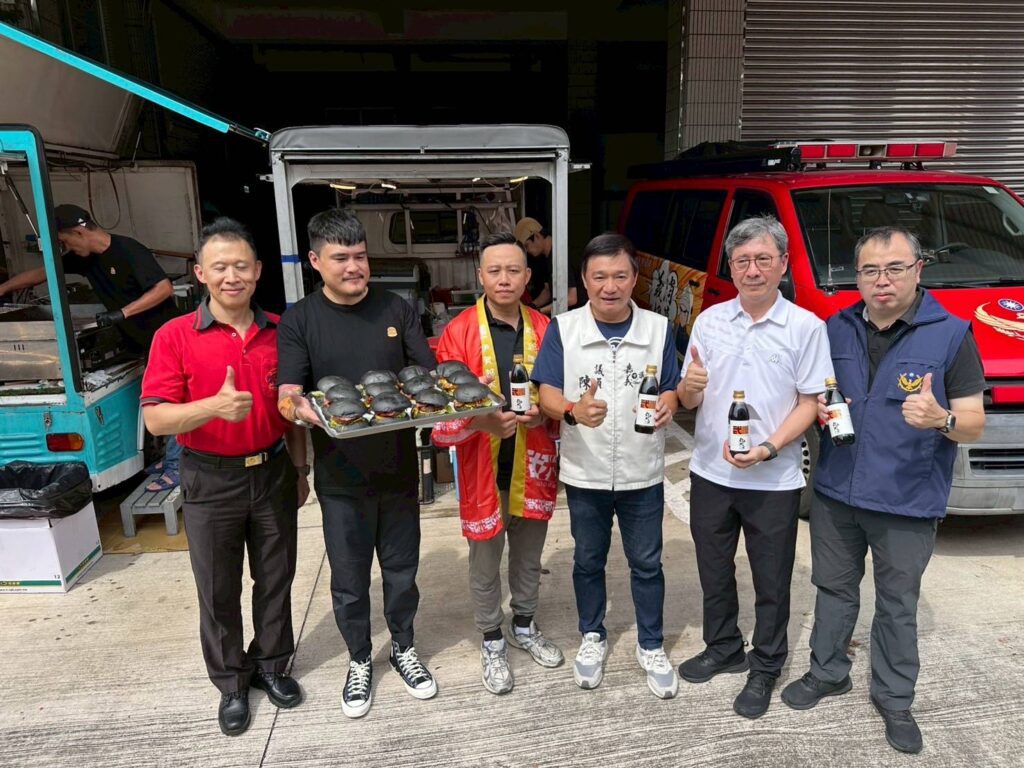 300份漢堡送進嘉義災區　議員陳家平與阿強團隊為英雄打氣