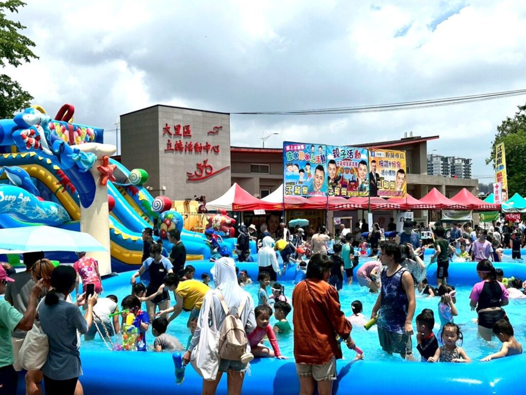 清涼一夏！大里人潑水節嗨翻十九甲健康公園　民政局長：打造親子共遊夏日盛典
