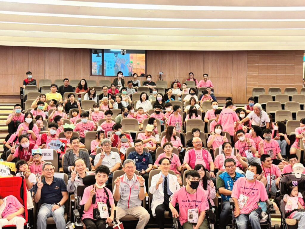 嘻皮天使親子成長營桃園長庚熱鬧登場-王明鉅、劉仲成與小朋友同樂