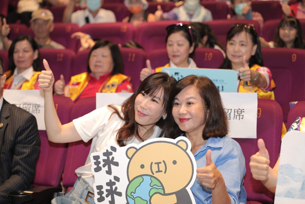 《守護我們的星球》導演陪同邱佩琳觀影 攜手籲全民環保行動