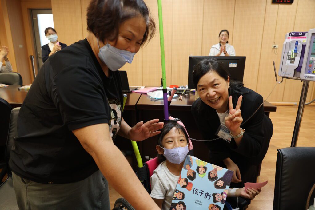 朱紹盈醫師送新書《孩子們》進偏鄉 為新生兒種下閱讀種子