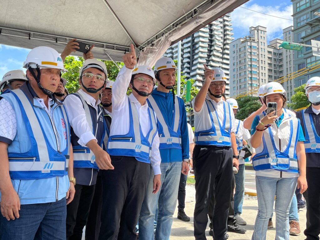 侯友宜視察淡海輕軌第二期先期工程　盼中央速核定二期修正計畫