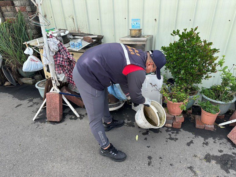 拒絕登革熱-!-　中市環保局呼籲市民把握雨後黃金48小時清除積水容器