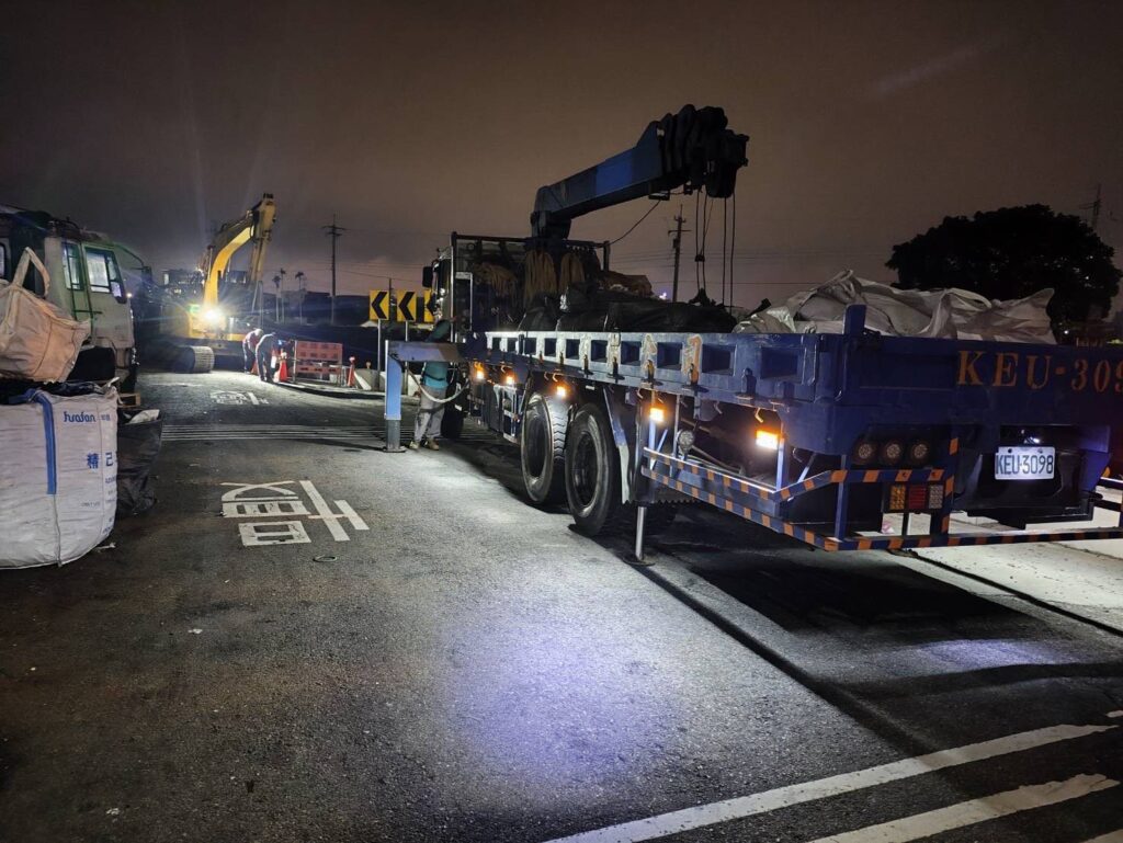 龍井區安良港大排舊有護岸遭連日大雨掏空 中市府迅速搶險加固-保障民眾安全