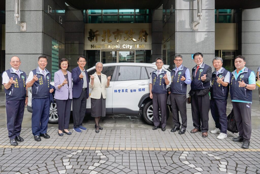 林曾翠霞、鄭玉廷延續摯愛 愛心接力捐社福專車 助新北服務網