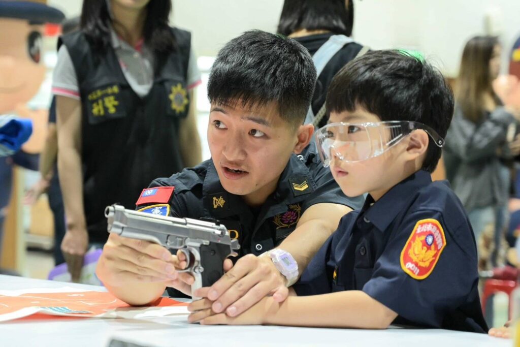 萌娃換裝出任務 城中波麗士守護安心-fun 暑假