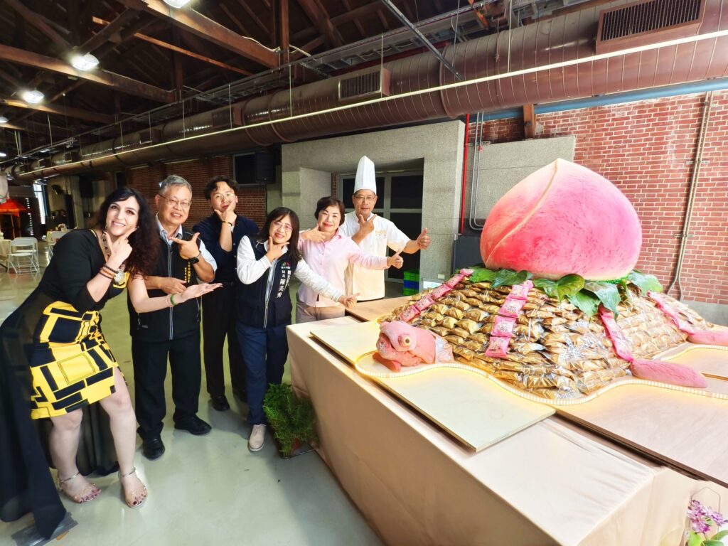 2025台中國際糕豐會登場　巨型太陽餅壽龜亮相