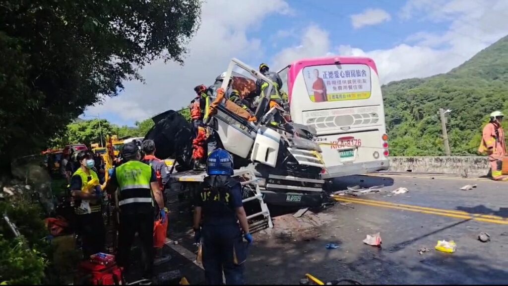 萬里大貨車撞客運釀死傷 謝國樑致電慰問並指示全力關懷協助