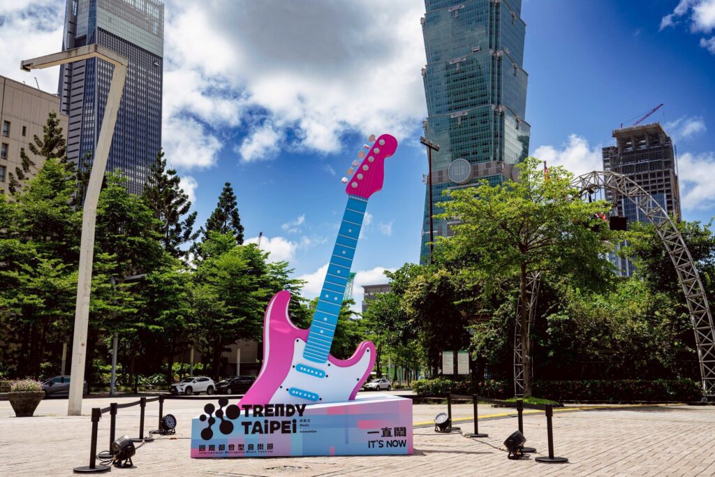 潮臺北「巨型電吉他」市府廣場亮相　拍照留言抽好禮