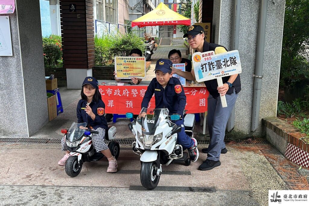 制服、警車樣樣來 文二警一日波麗士體驗陪孩子童樂一夏