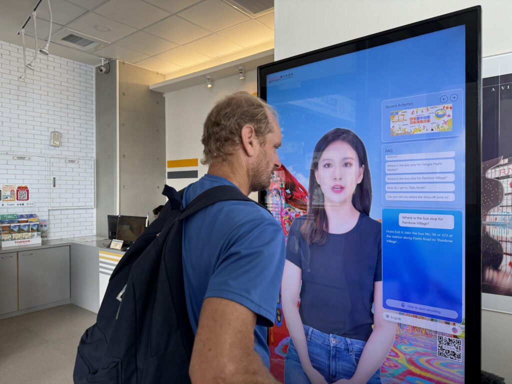 打造永續旅遊新典範！　中市車站旅遊服務中心引進ai旅服人員超便民
