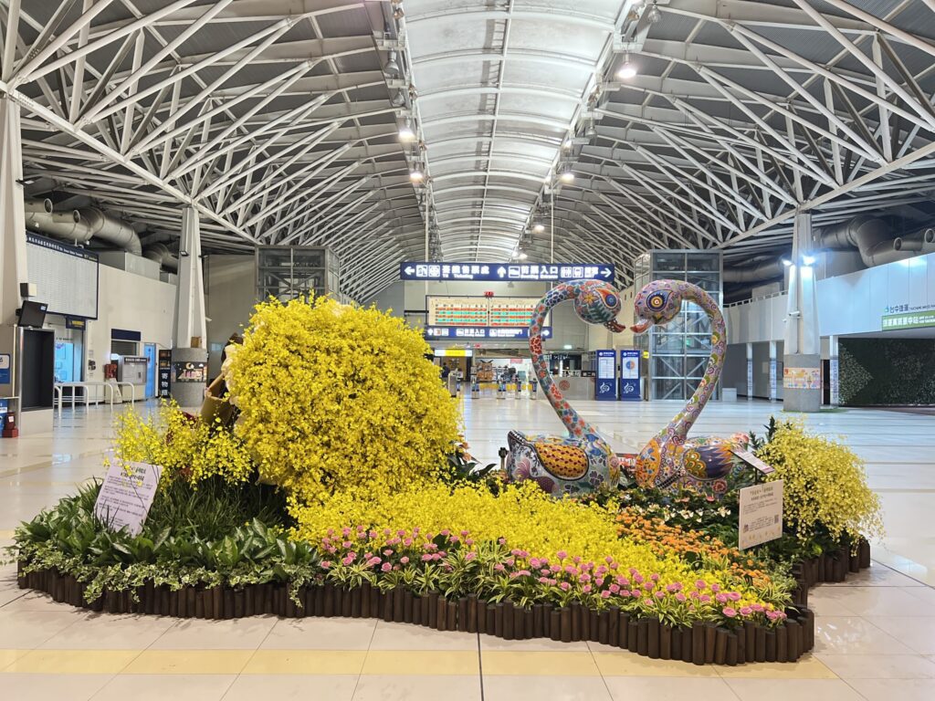 在地花卉藝術妝點清泉崗機場! 洪易雕塑x台中文心蘭跨域聯展登場