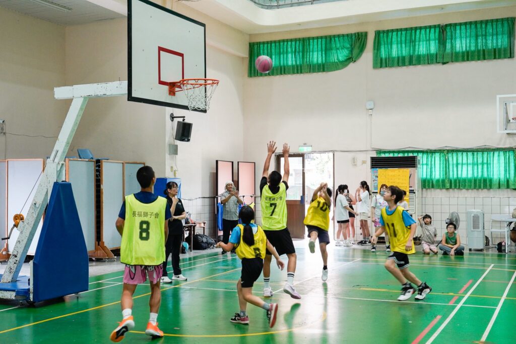 文山小衛星暑假鬥牛 場內揮汗三對三 場邊宣導反毒品