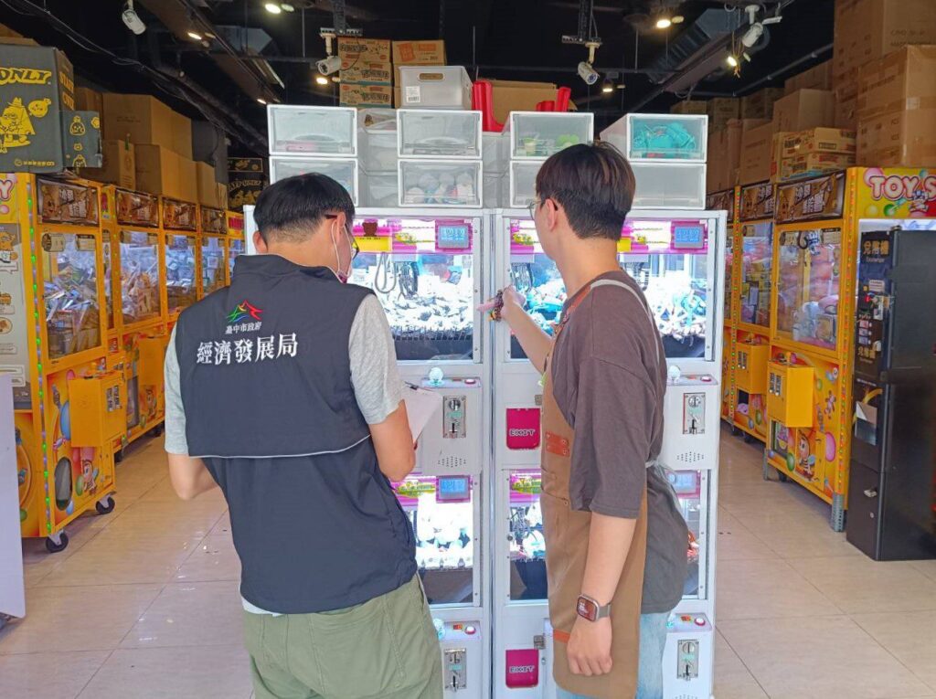 中市經發局加強自助選物販賣業稽查　查獲13家、510台違規依法裁處