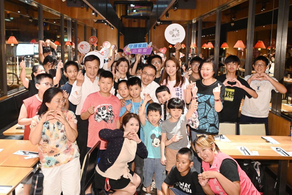 饗食天堂攜手新北再推公益餐會 邀百位小衛星兒少享用 侯友宜現身與孩子親切互動