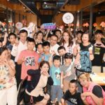 饗食天堂攜手新北再推公益餐會　邀百位小衛星兒少享用　侯友宜現身與孩子親切互動