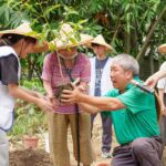 新莊少年中心青銀童樂會　到牡丹心社區和長輩種咖啡樹　彩繪咖啡杯