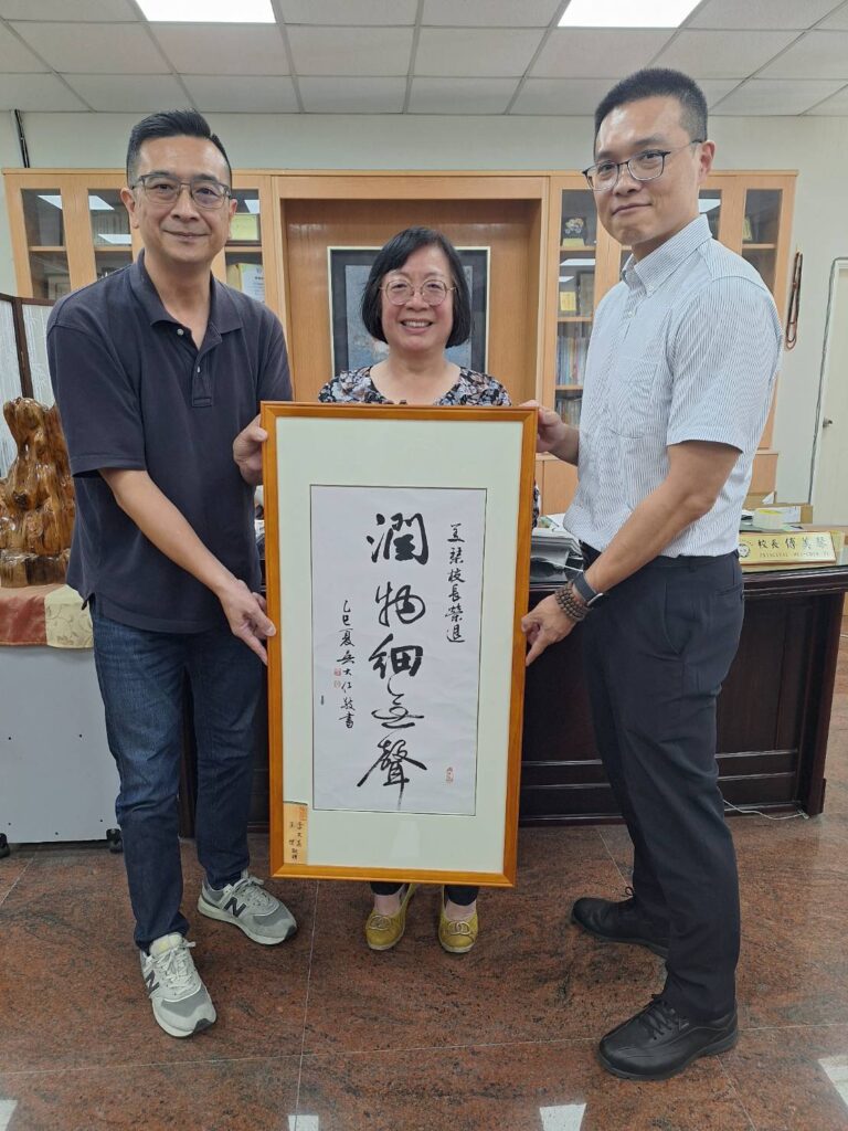 桃市龍興國中校長傅美琴明退休-書法篆刻大師吳大仁贈墨寶「潤物細無聲」