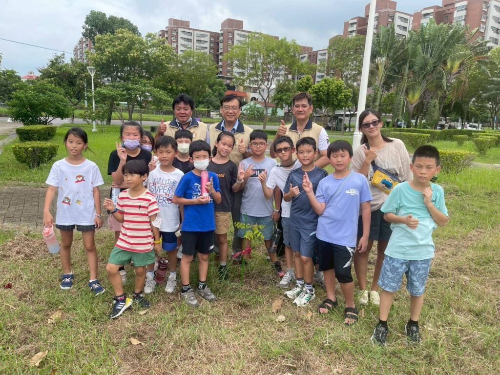 高雄市榮服處打造綠意新環境 勵志新城旁植樹展現社區關懷