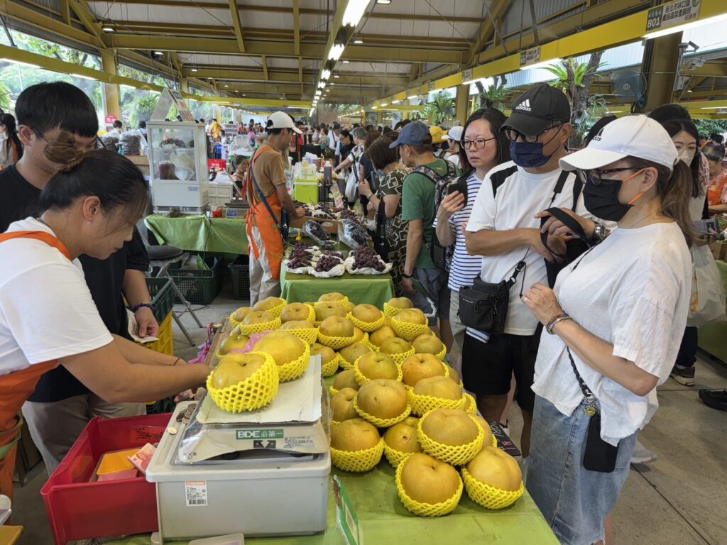 台中市優質葡萄、水蜜桃、高接梨於台北希望廣場展售 中市農業局力邀民眾選購優質農產品