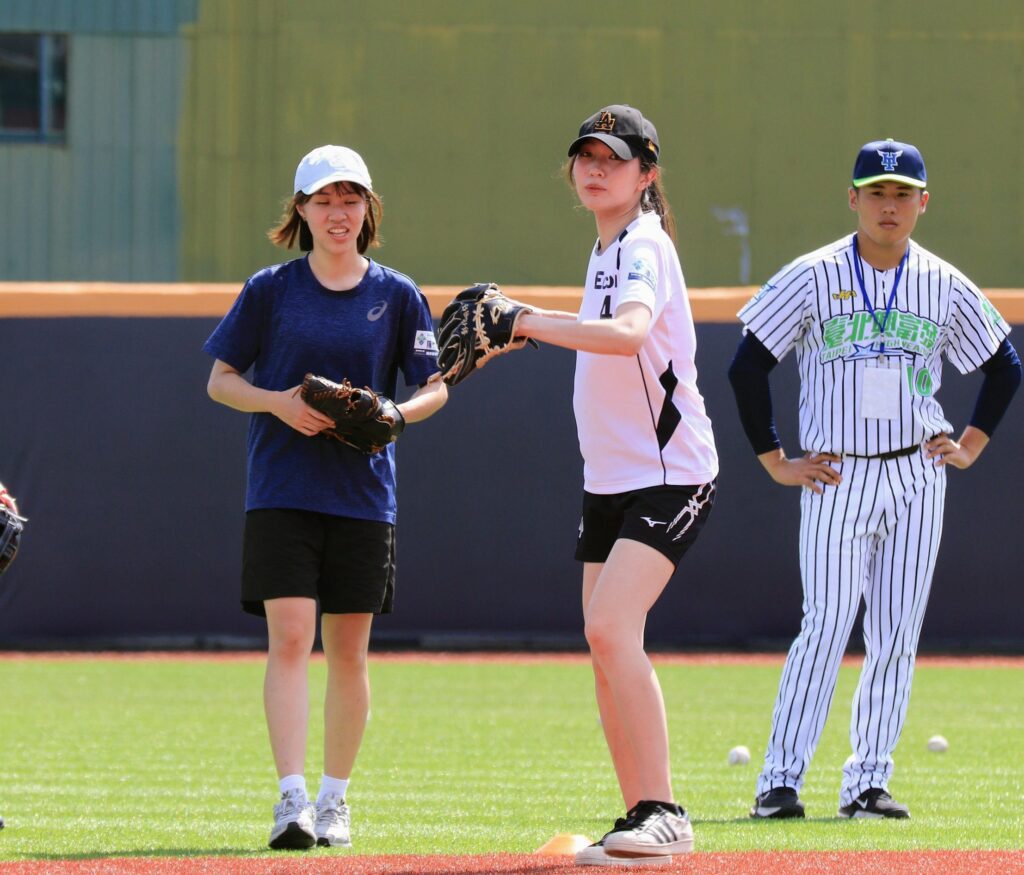 臺北興富發棒球體驗營報名秒殺　女性學員首登場漂亮出擊