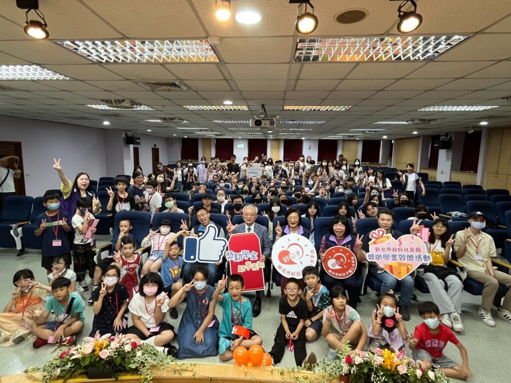 新北不動產公會「讓愛流動」　連三年捐獎學金　助218位弱勢生就學