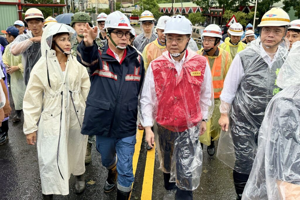 陳其邁陪同行政院長視察六龜山區 盼0728豪雨納入丹娜絲颱風特別條例 加速災區重建腳步