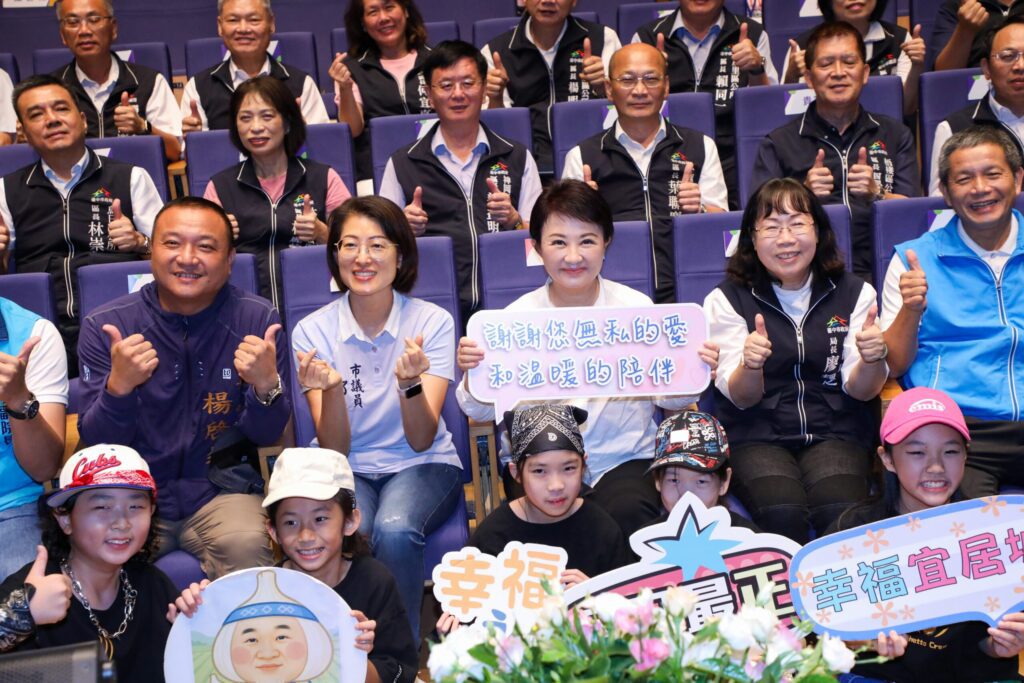 台中爸爸各懷絕技！　盧市長與400模範父親合照-「他」興建無數大廟