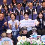 台中爸爸各懷絕技！　盧市長與400模範父親合照-「他」興建無數大廟