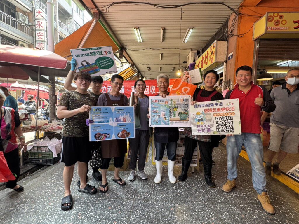中市清水區清潔隊揪阿爸踅市場 響應減塑「袋」著走