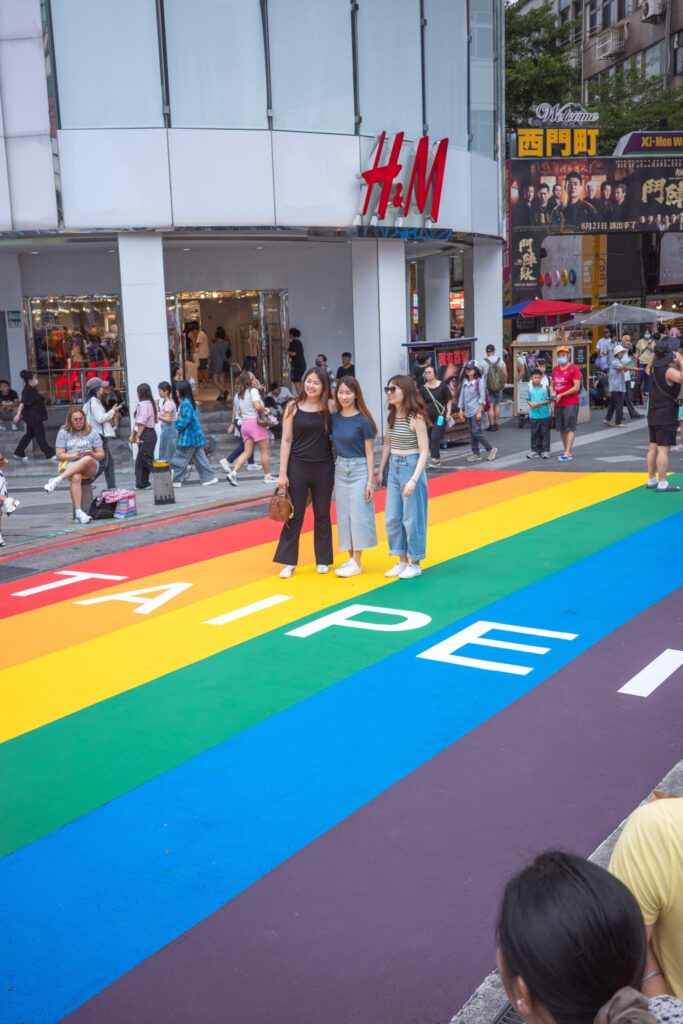 打卡熱點升級!西門町「彩虹6號」換新裝 迎接10月同志大遊行