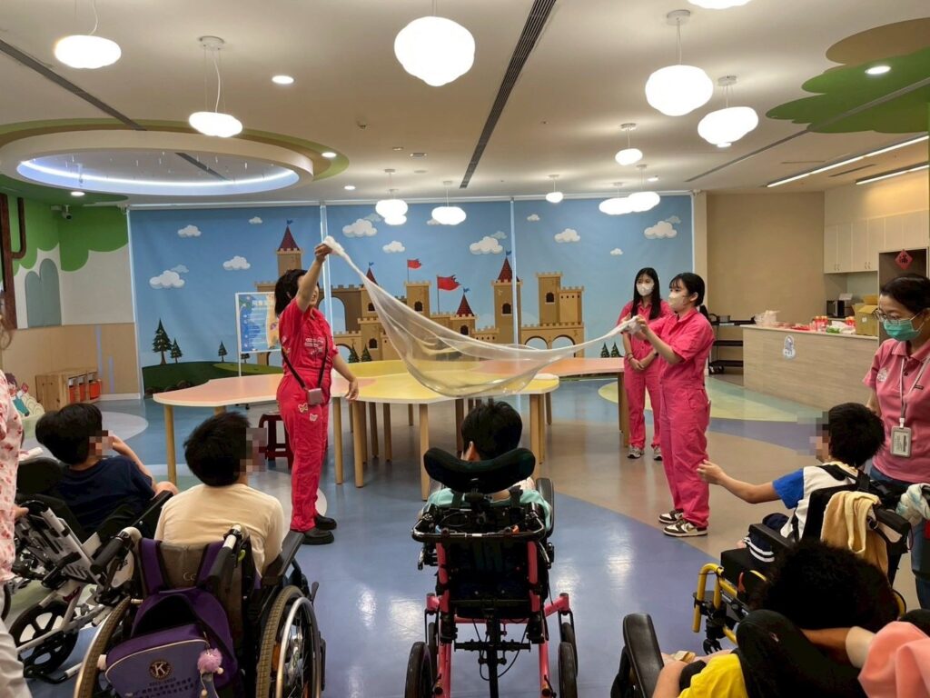 助飛象家園受虐身心障礙兒創傷復原　民生醫院攜手史萊姆怪獸星球手作體驗