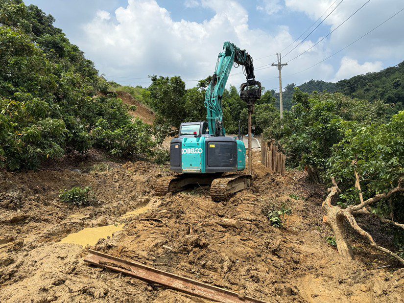 霧峰暗坑巷便道　市府水利局立即調度鋼軌樁進場加速搶通