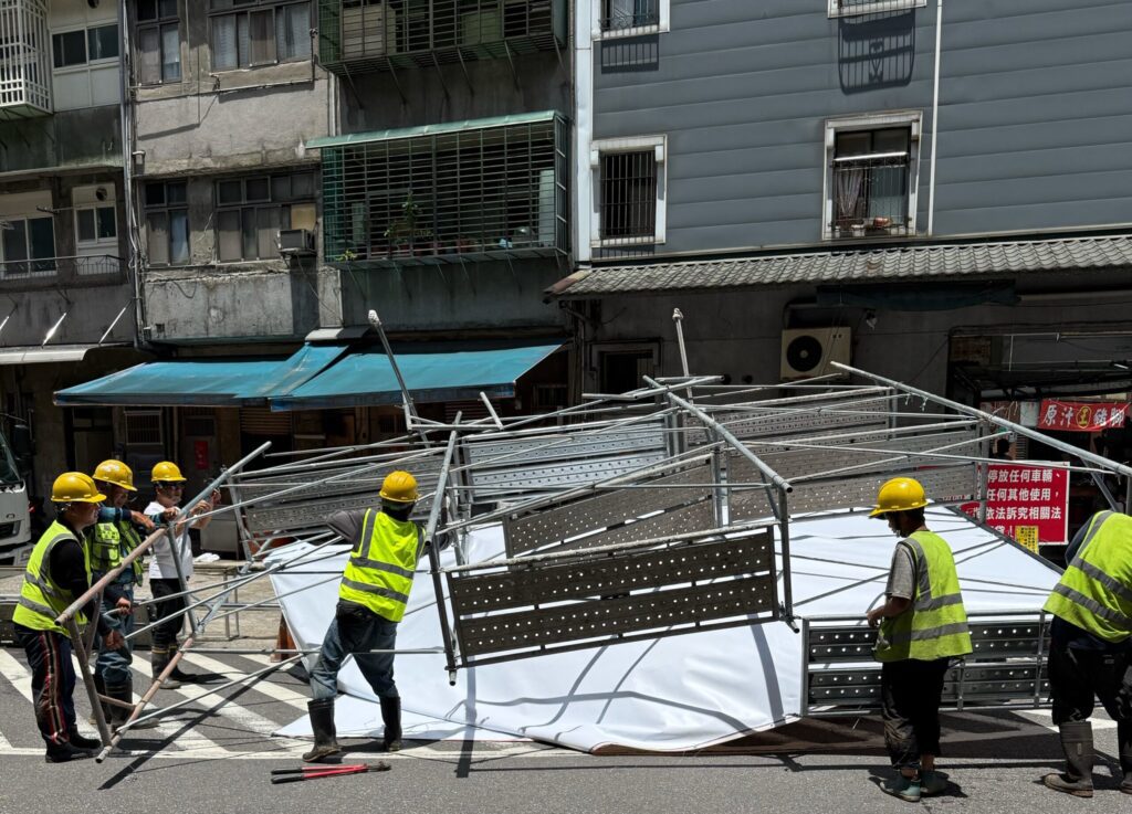 颱風強風吹倒違規看板-基隆市府急排險開罰