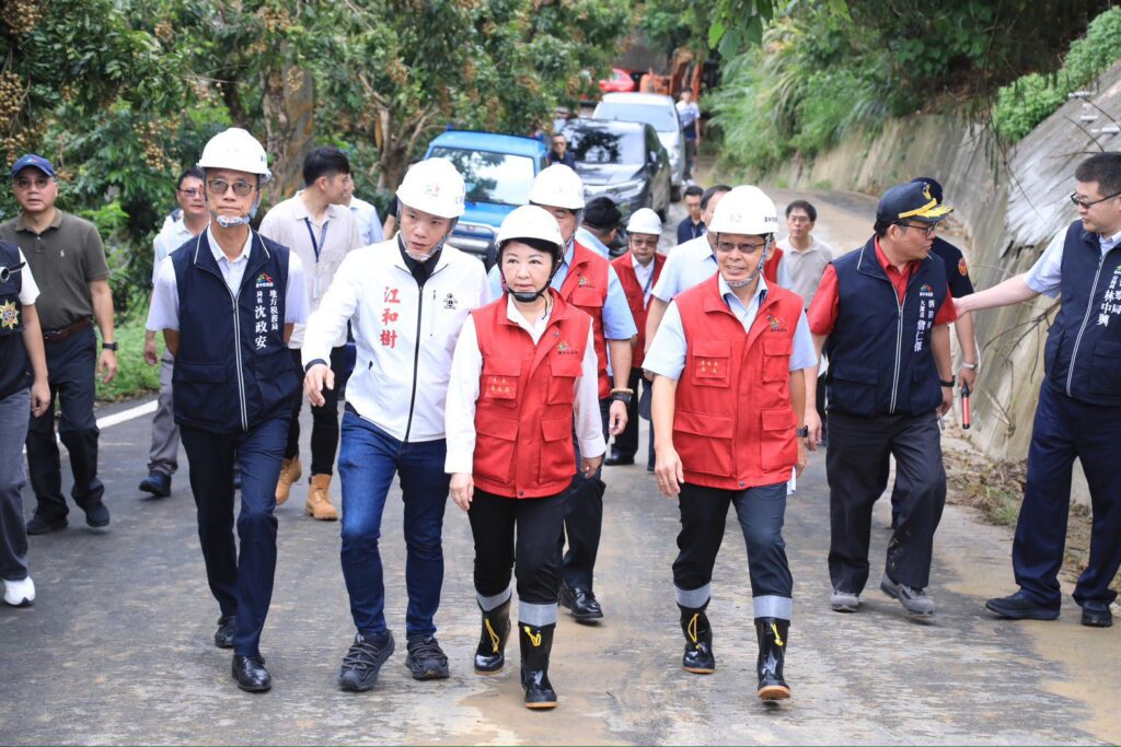 連日豪雨致台中霧峰暗坑巷災損 盧市長親赴關心搶修進度:全力保障市民安全