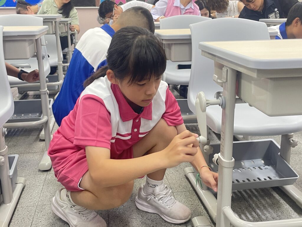 中市校園設備大升級！　教育局長視察可調式課桌椅配置情形