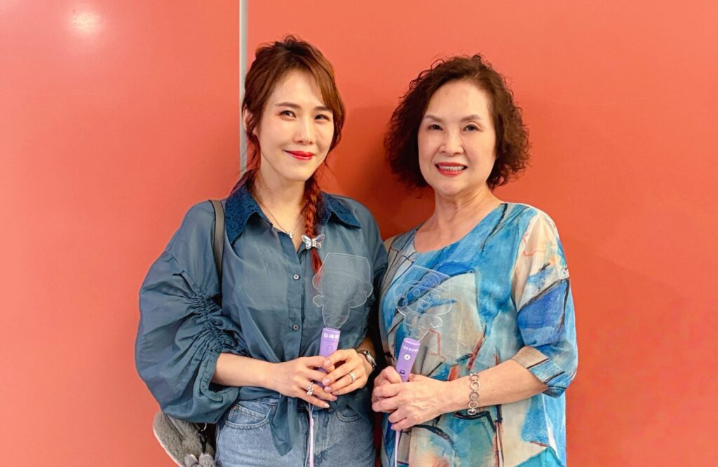 吳申梅牽母朝聖二姐-重溫童年時光