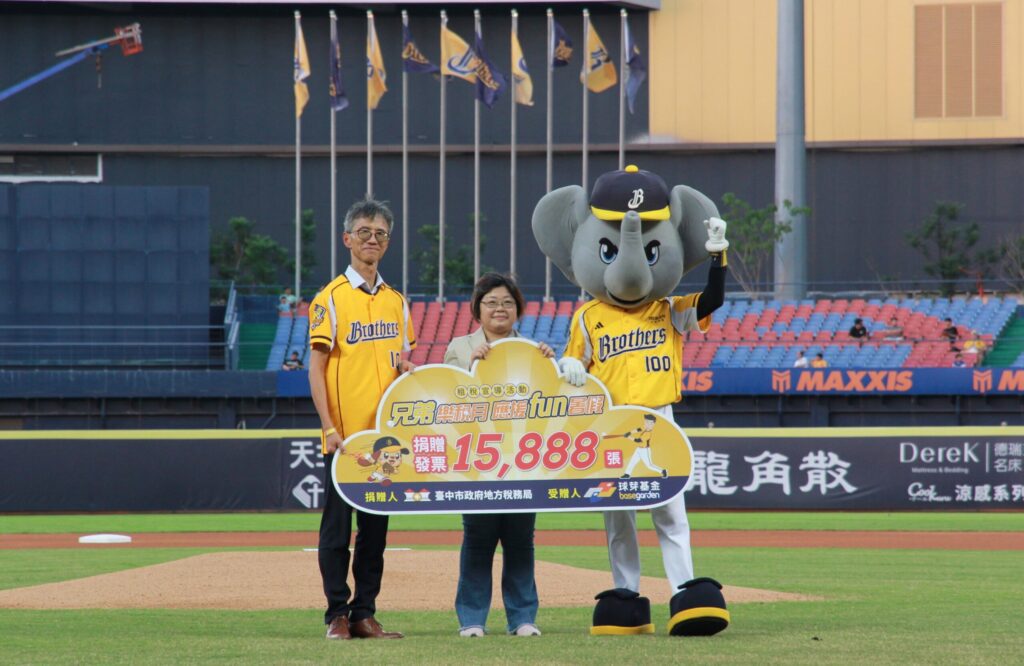 龍象大戰嗨翻全場! 中市地稅局點燃熱血棒球夜