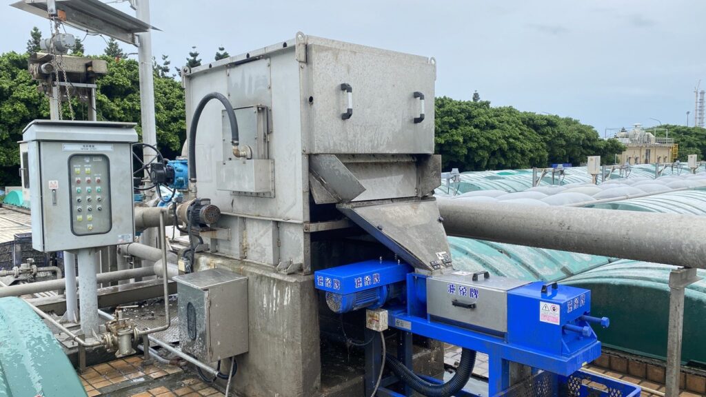 八里污水廠出新招減碳省公帑　壓榨浮渣減量六成
