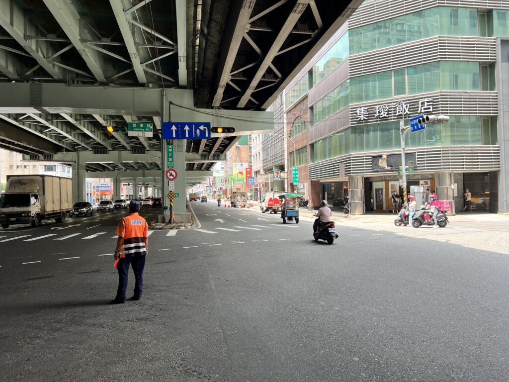 台64下匝道接中正路內側車道 試辦開放右轉建康路 交通局視情況滾動式檢討改善