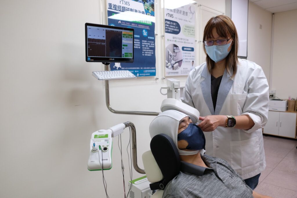 20分鐘喚醒沉睡大腦！屏基引進-rtms-新療法　中風復健再添突破口