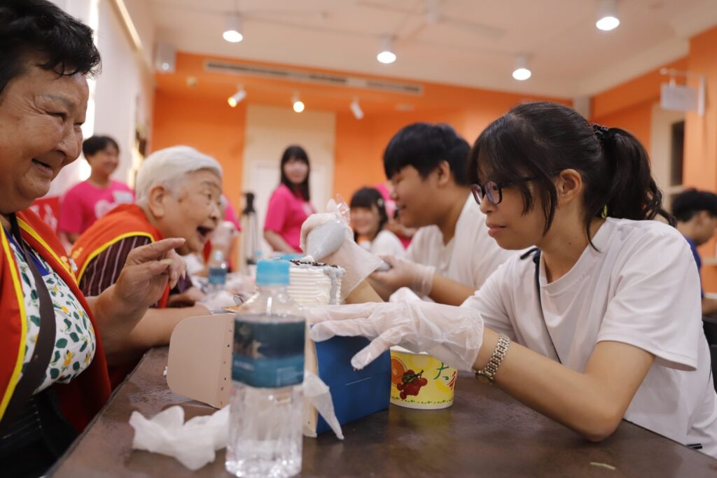 華山基金會攜手培力園慶祝祖父母節-　少年「愛流目油」逗樂阿嬤破涕為笑